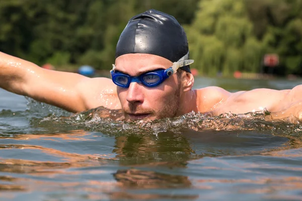 Nageur papillon ou dauphin course de natation — Photo