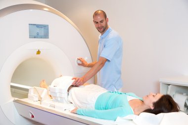 Tıbbi teknik asistan diz ile MRI tarama hazırlanıyor