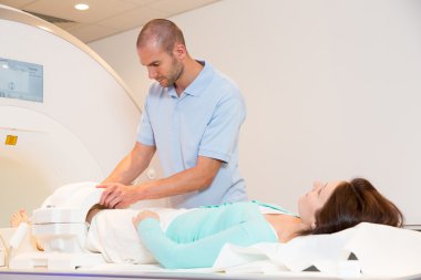 Tıbbi teknik asistan diz ile MRI tarama hazırlanıyor