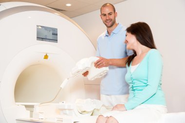 Tıbbi teknik asistan diz ile MRI tarama hazırlanıyor