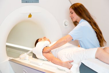 Tıbbi teknik asistan omuz ile MRI tarama hazırlanıyor