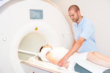 Tıbbi teknik asistan omuz ile MRI tarama hazırlanıyor