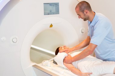 Tıbbi teknik asistan omuz ile MRI tarama hazırlanıyor