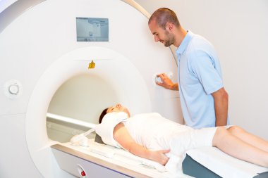 Tıbbi teknik asistan omuz ile MRI tarama hazırlanıyor