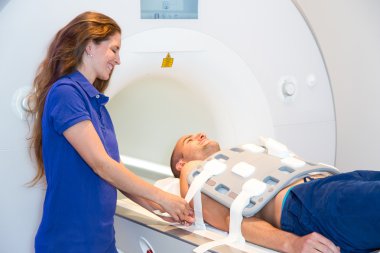 Tıbbi teknik asistan gövde ile MRI tarama hazırlanıyor