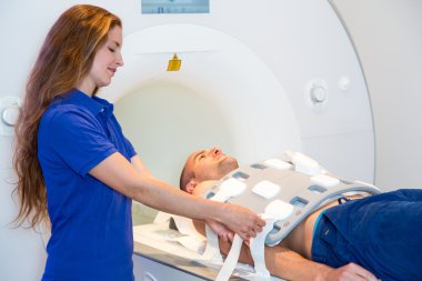 Tıbbi teknik asistan gövde ile MRI tarama hazırlanıyor