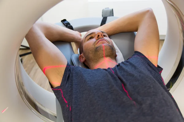 Paciente examinado em tomografia computadorizada na radiologia — Fotografia de Stock
