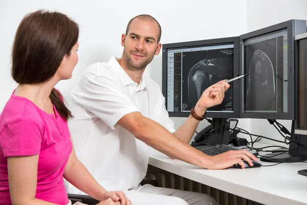 Ακτινολόγος συμβουλευτική ασθενών χρησιμοποιώντας ένα εικόνες από tomograpy ή μαγνητική τομογραφία — Φωτογραφία Αρχείου