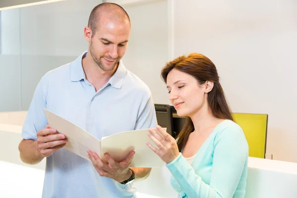 Medical technical assistant or doctor councelling a patient — Stock Photo, Image