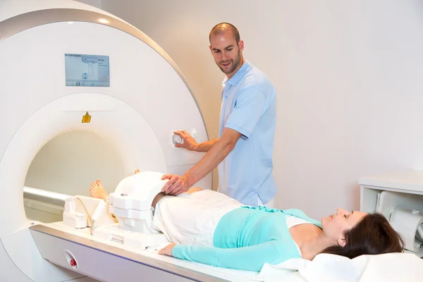 Assistente técnico médico preparando a varredura do joelho com MRI — Fotografia de Stock