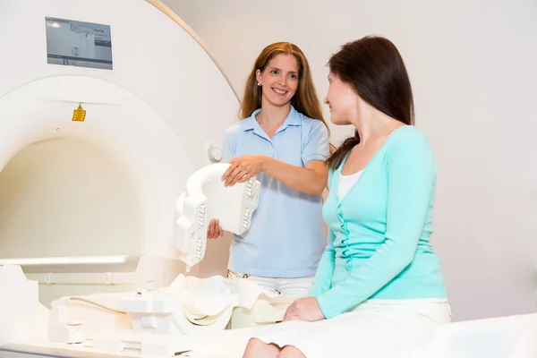 Assistente técnico médico preparando a varredura do joelho com MRI — Fotografia de Stock