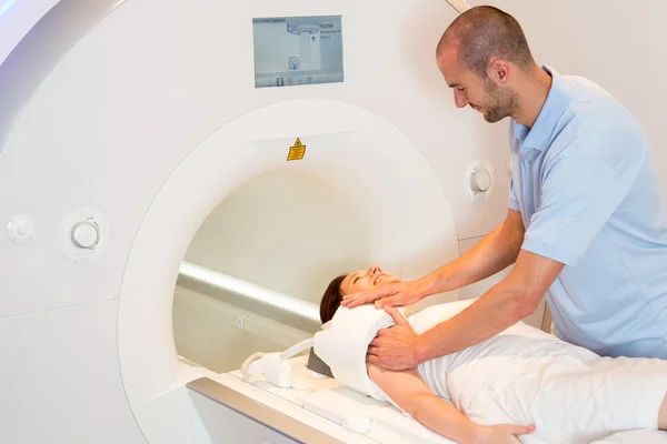 Medical technical assistant preparing scan of shoulder with MRI — Stock Photo, Image