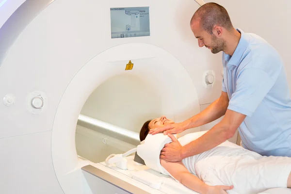 Medizinisch-technische Assistentin bereitet Scan der Schulter mit mri vor Stockbild