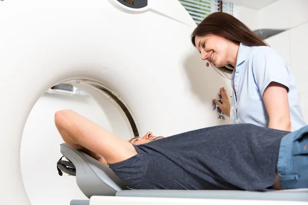 Assistante technique médicale préparant le scan de la colonne vertébrale avec CT — Photo