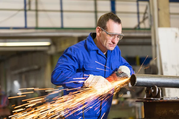 Trabajador de construcción de acero moliendo metal con amoladora angular — Foto de Stock