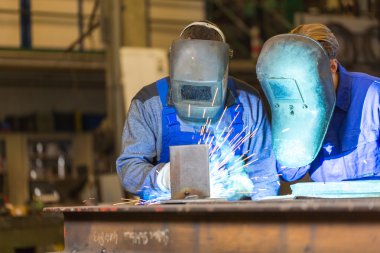 Kaynak metal iki çelik inşaat işçileri