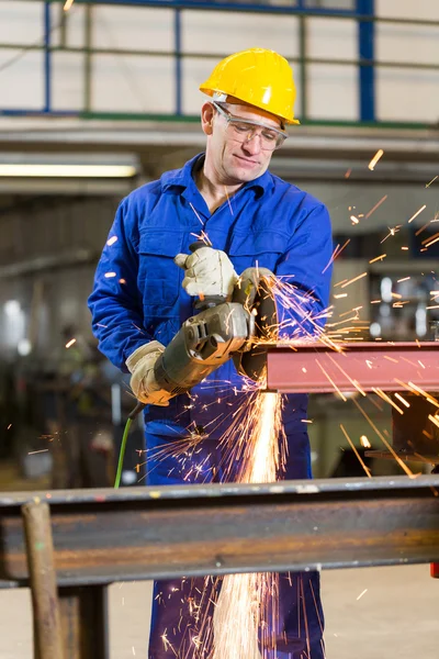 Stalen constructie werknemer snijden metaal met haakse slijper — Stockfoto