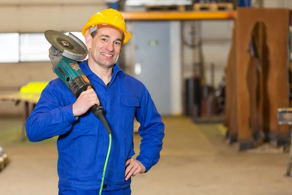 Trabalhador de construção de aço posando com moedor de ângulo — Fotografia de Stock