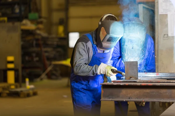 Two steel construction workers welding metal — Stock Photo, Image