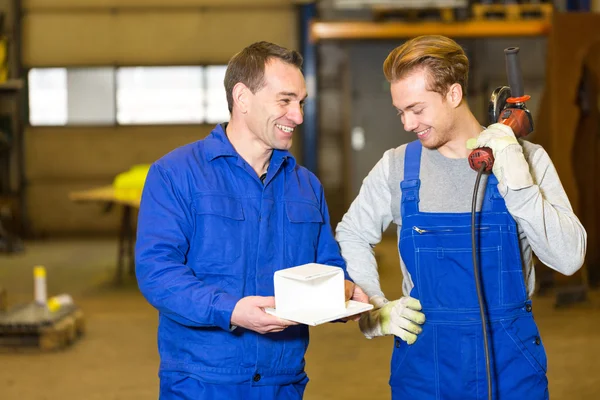 Zwei Stahlbauarbeiter inspizieren Metallteile — Stockfoto