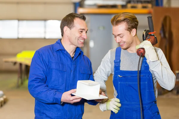 Two steel construction workers inspecting metal pieces — Stock Photo, Image