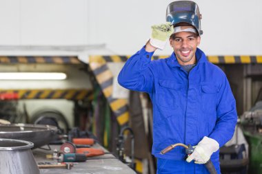 Wellding makine ile poz profesyonel Kaynakçı