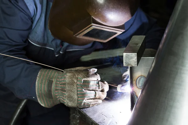 Professional welder welding metal parts — Stock Photo, Image