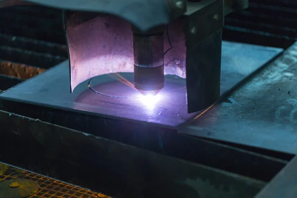 Máquina de corte a laser corta chapa de metal de aço — Fotografia de Stock