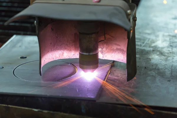 Máquina de corte a laser corta chapa de metal de aço — Fotografia de Stock