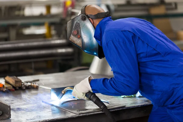 Professional welder welding metal pieces in steel construction — Stock Photo, Image