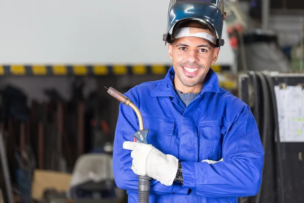 Professionele lasser poseren met wellding machine — Stockfoto