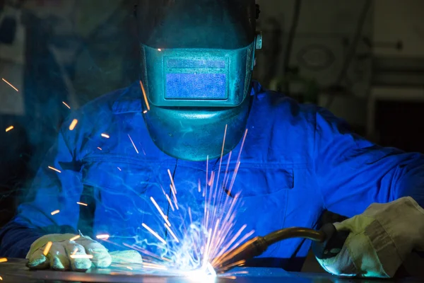 Soldador profissional soldagem peças de metal na construção de aço — Fotografia de Stock