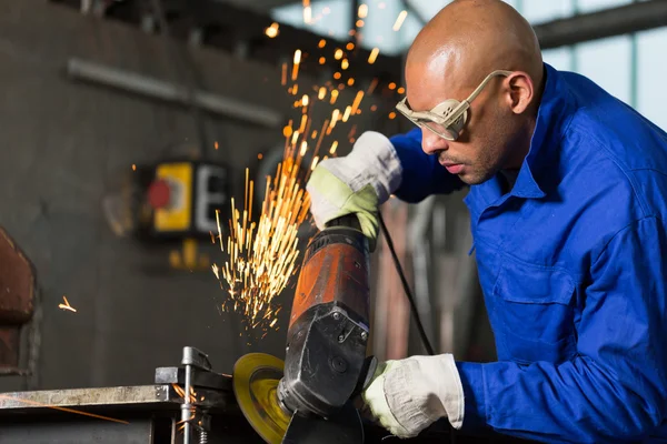 Trabajador de molienda de metal con amoladora angular — Foto de Stock