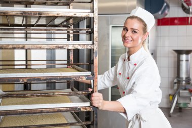 Çırak veya işçi ile hamur ekmek Push raf