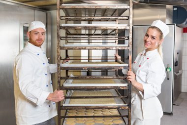 İki Fırıncılar Ekmek pasta içeren raf ile poz