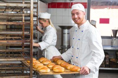 Baker tepsi pasta veya hamur ekmek sunulması