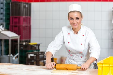 Baker ile hamur rulo bir fırında çalışan