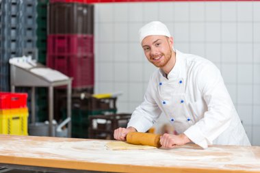 Baker ile hamur rulo bir fırında çalışan