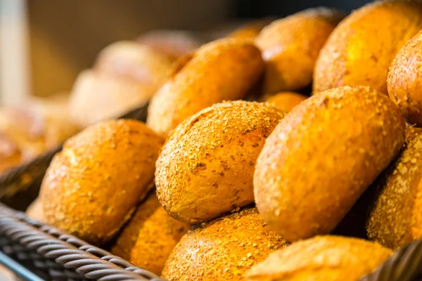 Pane e focacce sullo scaffale in panetteria o panetteria — Foto Stock