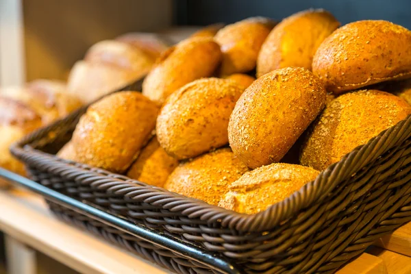 Pan y bollos en estantería en panadería o panadería — Foto de Stock