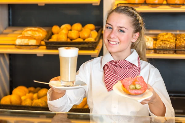 Lojista na padaria ou padaria apresentando café e sanduíche — Fotografia de Stock