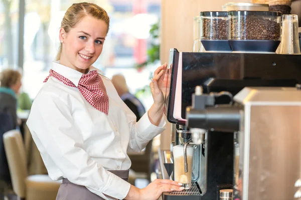 Cameriera che lavora alla macchina del caffè in panetteria o caffè Fotografia Stock