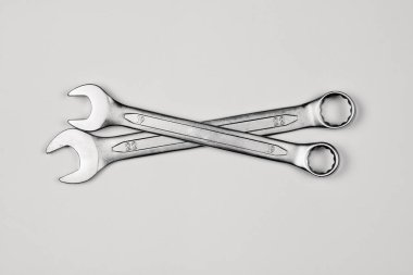 Kavram tasarımı için iki anahtar ya da açılır kapanır. Tamir servisi. Hizmet kavramı. Korsan işareti, motosiklet tamiri, motorcular konsepti.. 