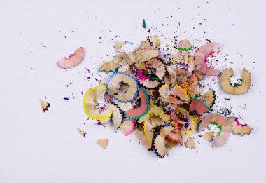 Çok renkli sivri uçlu kalem beyaz arka planda izole edilmiş. Seçim odaklı. Yüksek kalite fotoğraf