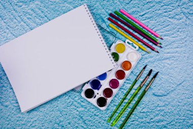 İşyeri sanatçısı. Kağıt boya fırça kalem renk tekerleği. Düz yatıyordu. Çocukların yaratıcılığı