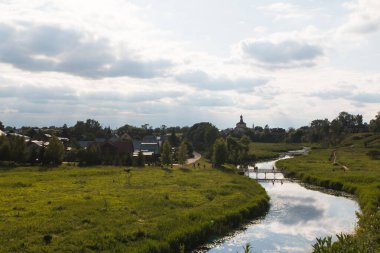 Fotoğrafta Rusya 'daki Suzdal şehrinin manzarasını görebilirsiniz. Altın Halka turizm rotasına Suzdal şehri de dahil edilmiştir..