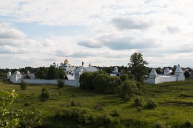 Fotoğrafta Rusya 'daki Suzdal şehrinin manzarasını görebilirsiniz. Altın Halka turizm rotasına Suzdal şehri de dahil edilmiştir..