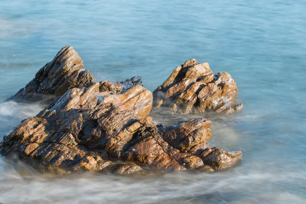 Rocher dans la mer Images De Stock Libres De Droits