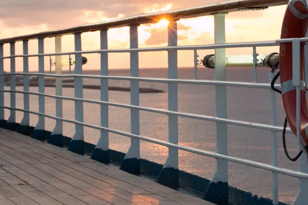 Pôr-do-sol no navio — Fotografia de Stock