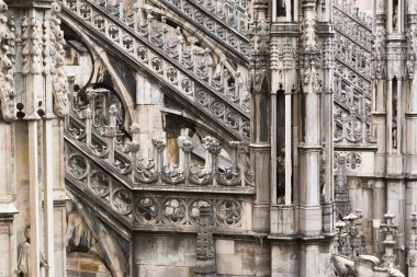 ortaçağ mimarisi Milan